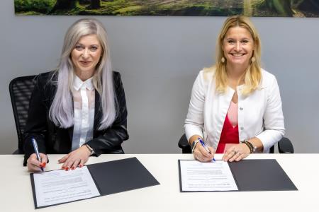 Simbolična predaja donacije Carthaga, foto: Rok Majhenič/Občina Domžale